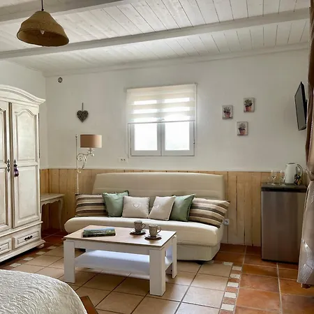 Domaine Au Coeur Des Alpilles Bed & Breakfast