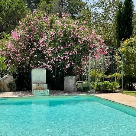 Domaine Au Coeur Des Alpilles Bed & Breakfast *